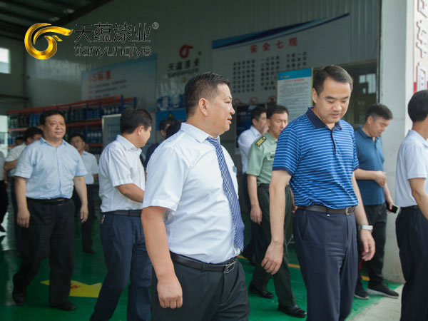 嘉祥縣縣委書記周生宏，視察天蘊(yùn)漆業(yè)公司