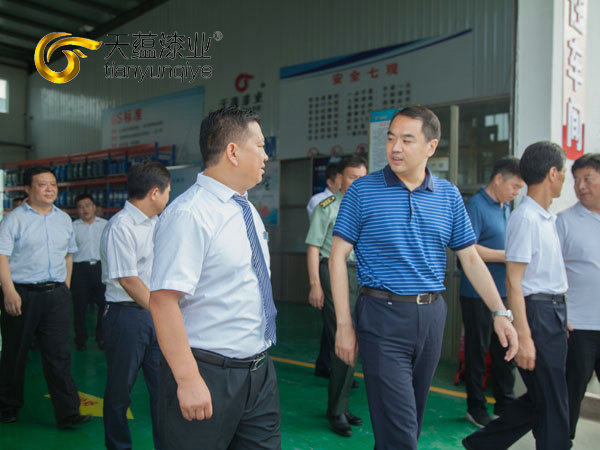 嘉祥縣縣委書記周生宏，視察天蘊(yùn)漆業(yè)公司