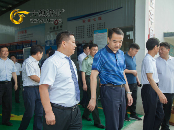 嘉祥縣縣委書記周生宏，視察天蘊(yùn)漆業(yè)公司