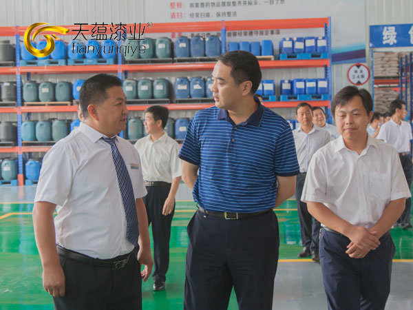 嘉祥縣縣委書記周生宏，視察天蘊(yùn)漆業(yè)公司