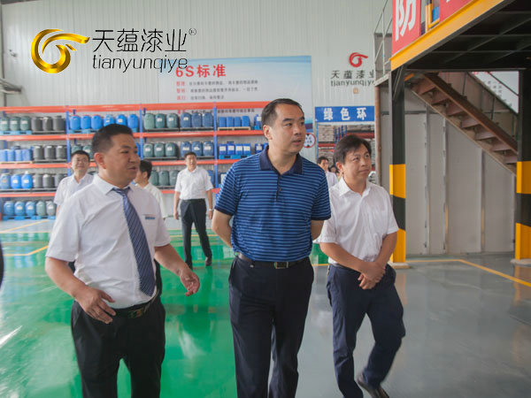 嘉祥縣縣委書記周生宏，視察天蘊(yùn)漆業(yè)公司