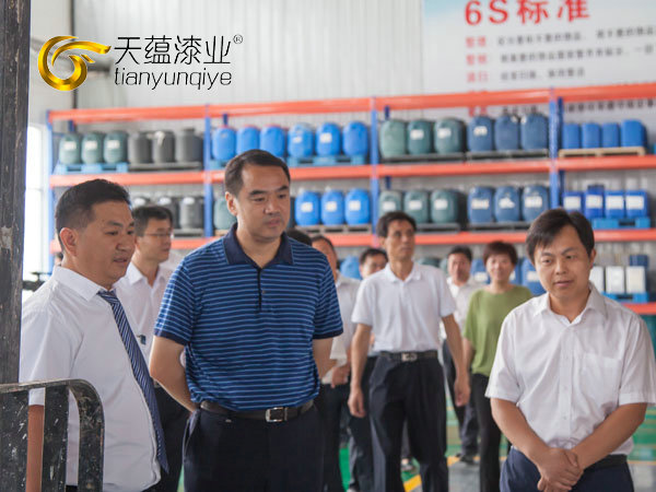 嘉祥縣縣委書記周生宏，視察天蘊(yùn)漆業(yè)公司
